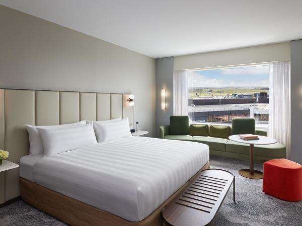 PARKROYAL Melbourne Airport : photo 1 de la chambre chambre lit king-size supérieure avec vue