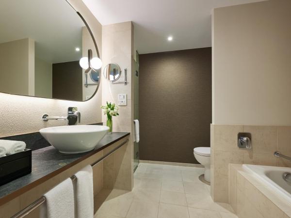 PARKROYAL Melbourne Airport : photo 2 de la chambre chambre lit king-size supérieure avec vue