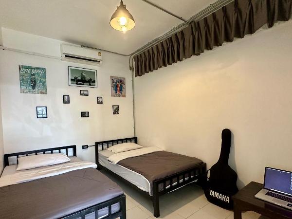 Backpack Hostel : photo 1 de la chambre chambre lits jumeaux avec salle de bains commune