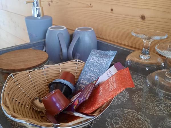 Au Coeur des Lacs - Chambres d'hôtes : photo 5 de la chambre chambre lit king-size avec terrasse - cellet