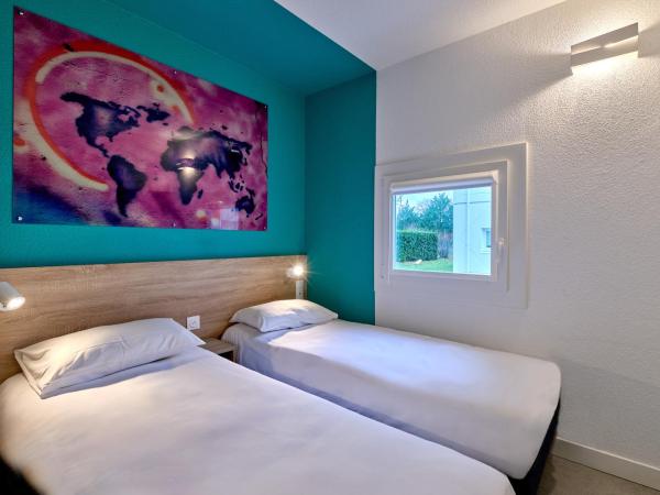 Kyriad Direct Narbonne Sud : photo 3 de la chambre chambre lits jumeaux avec 2 lits simples, connexion wi-fi gratuite, climatisation et douche