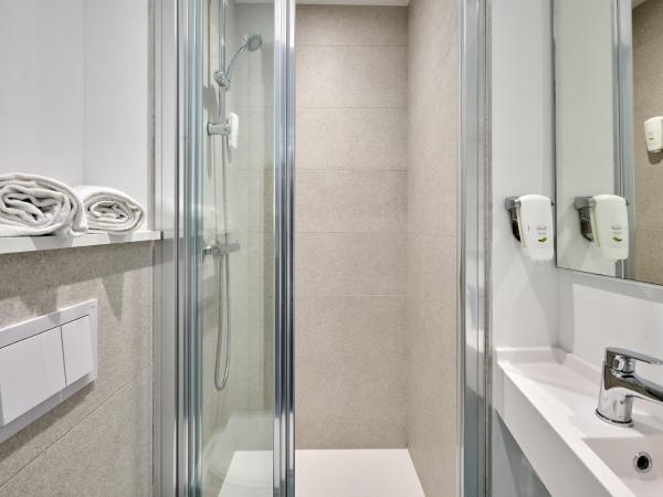 Kyriad Direct Narbonne Sud : photo 5 de la chambre chambre lits jumeaux avec 2 lits simples, connexion wi-fi gratuite, climatisation et douche