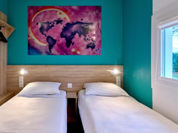 Kyriad Direct Narbonne Sud : photo 1 de la chambre chambre lits jumeaux avec 2 lits simples, connexion wi-fi gratuite, climatisation et douche