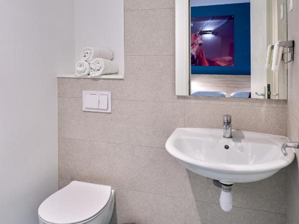 Kyriad Direct Narbonne Sud : photo 6 de la chambre chambre triple avec 1 lit simple, 1 lit double, connexion wi-fi gratuite, climatisation et douche