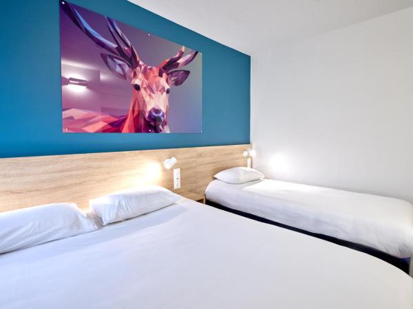 Kyriad Direct Narbonne Sud : photo 4 de la chambre chambre triple avec 1 lit simple, 1 lit double, connexion wi-fi gratuite, climatisation et douche