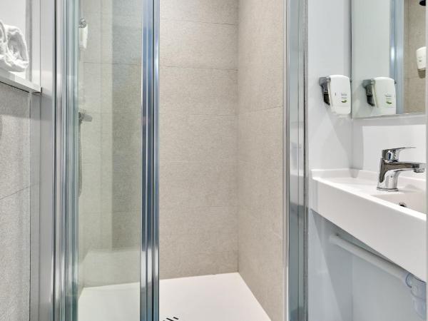 Kyriad Direct Narbonne Sud : photo 6 de la chambre chambre standard avec 1 lit double, connexion wi-fi gratuite, climatisation et douche