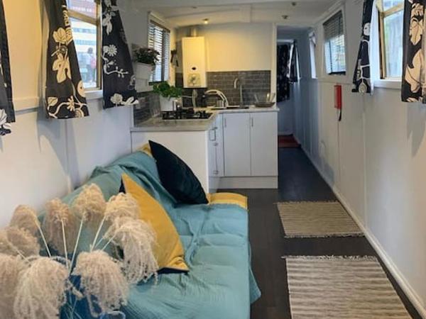 Narrow Boat moored in London : photo 1 de la chambre maison de vacances