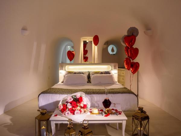 Thirea Suites : photo 1 de la chambre suite lune de miel avec jacuzzi - vue sur caldeira