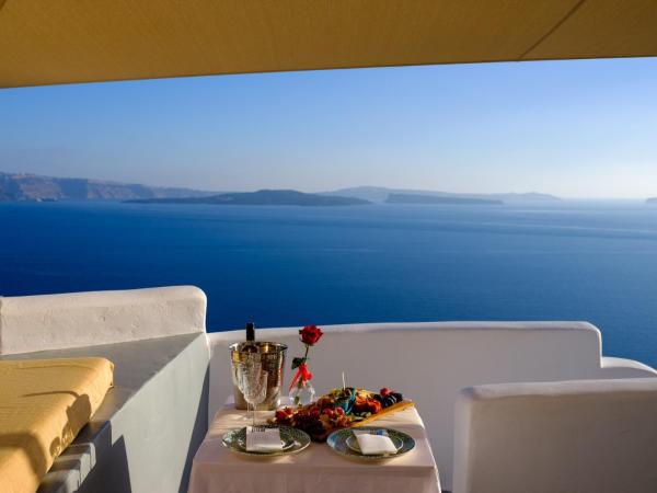 Thirea Suites : photo 2 de la chambre suite de luxe avec jacuzzi extérieur et vue sur la caldera