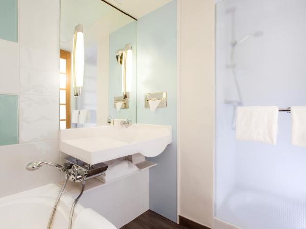 Novotel Paris Centre Tour Eiffel : photo 4 de la chambre chambre lit queen-size supérieure avec canapé-lit