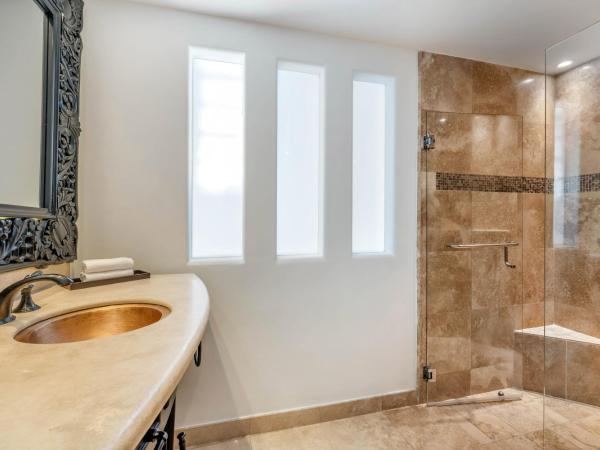 Hilton Vacation Club Cabo Azul Los Cabos : photo 8 de la chambre suite junior lit king-size avec balcon - vue partielle sur piscine