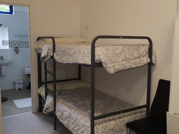 Hostel de las Facultades : photo 7 de la chambre chambre quadruple avec salle de bains privative