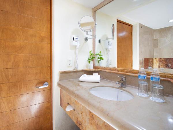 Plaza Pelicanos Grand Beach Resort All Inclusive : photo 2 de la chambre chambre lit king-size