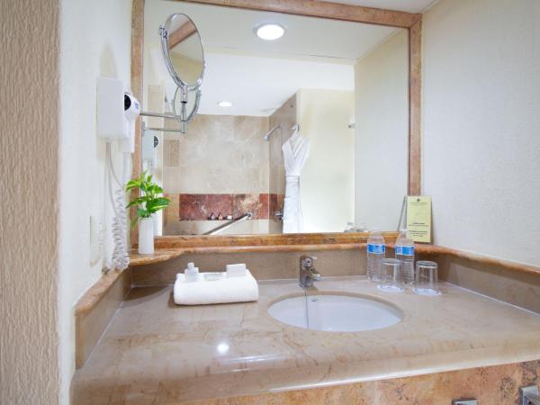 Plaza Pelicanos Grand Beach Resort All Inclusive : photo 3 de la chambre chambre lit king-size