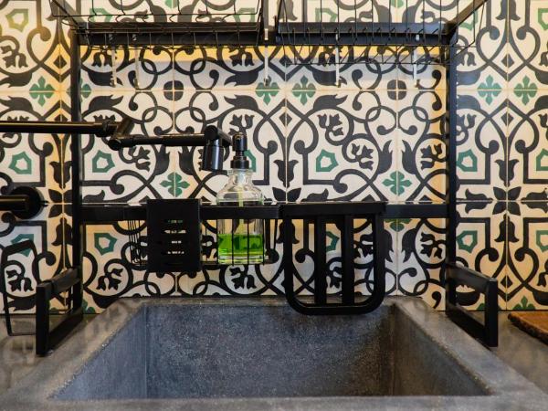 Flamboyan Hotel & Residences : photo 2 de la chambre two bedroom residences full kitchen