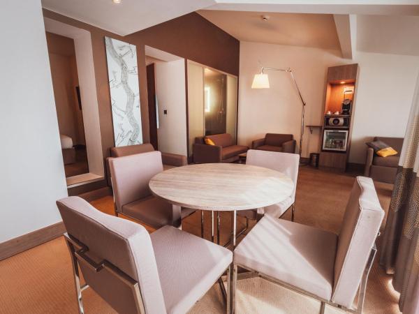 Novotel Toulouse Centre Wilson : photo 5 de la chambre suite exécutive avec lit double et canapé-lit