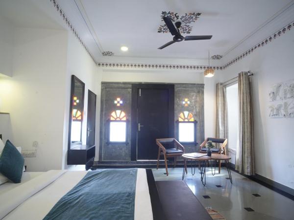 Hotel Banjara Heritage : photo 3 de la chambre chambre lit king-size avec balcon