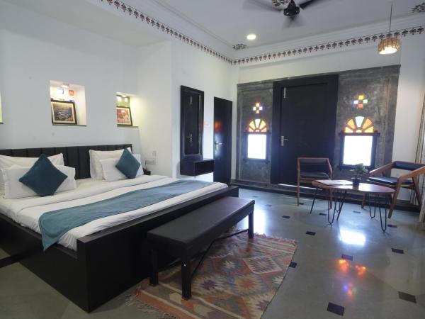 Hotel Banjara Heritage : photo 6 de la chambre chambre lit king-size avec balcon