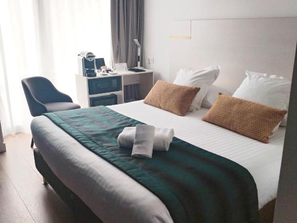 Best Western Plus Hôtel la Rade : photo 1 de la chambre chambre lit queen-size confort avec balcon