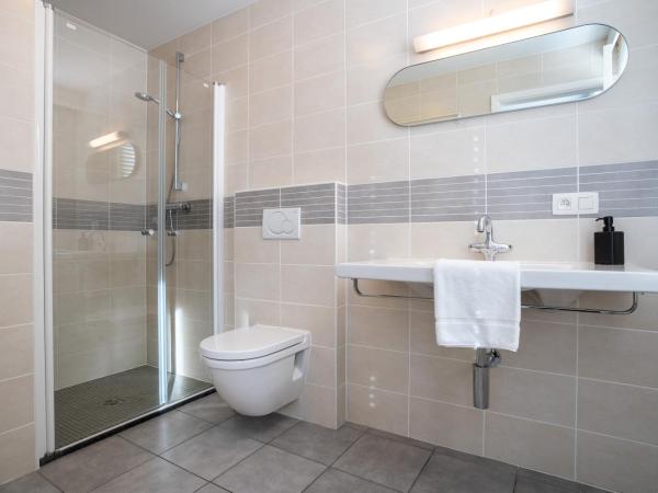 General Sixty-Seven by Romy&Travis : photo 9 de la chambre chambre double avec salle de bains privative