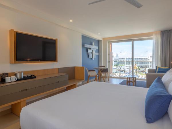 Royalton Splash Riviera Cancun, An Autograph Collection All-Inclusive Resort : photo 5 de la chambre suite junior de luxe avec vue sur l'océan 