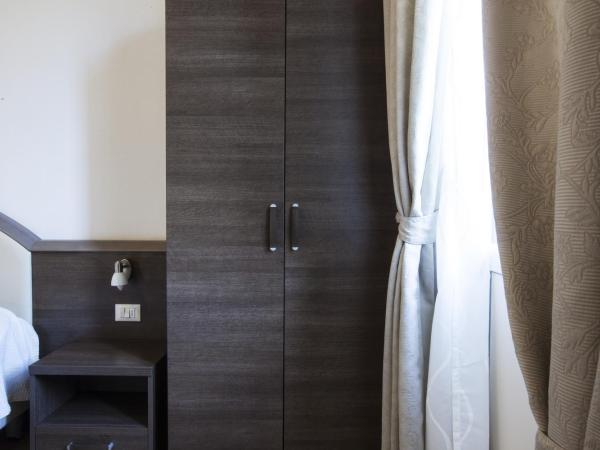 Hotel Amalfi : photo 4 de la chambre petite chambre double