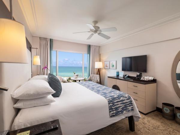 The Palms Hotel & Spa : photo 2 de la chambre hébergement lit king-size - côté océan