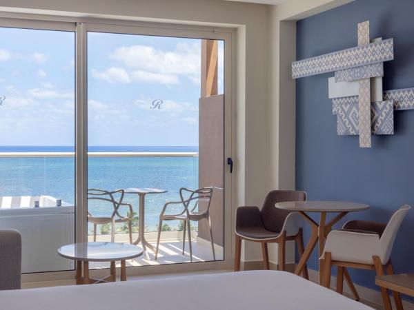 Royalton Splash Riviera Cancun, An Autograph Collection All-Inclusive Resort : photo 6 de la chambre suite junior de luxe avec terrasse face à la mer et jacuzzi 