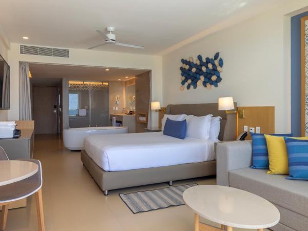 Royalton Splash Riviera Cancun, An Autograph Collection All-Inclusive Resort : photo 4 de la chambre suite junior de luxe avec terrasse face à la mer et jacuzzi 