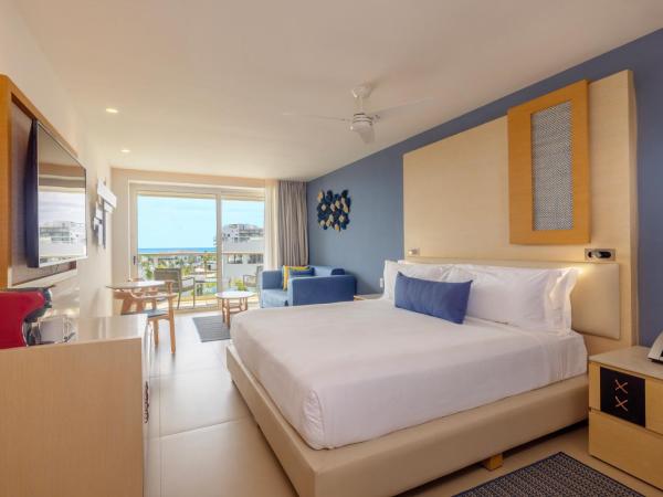 Royalton Splash Riviera Cancun, An Autograph Collection All-Inclusive Resort : photo 6 de la chambre suite junior de luxe diamond club avec accès direct à la piscine - côté océan