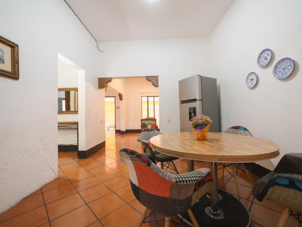 Hotel Suites Del Centro : photo 3 de la chambre studio familial