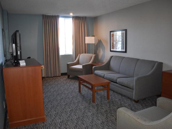 Quality Inn & Suites Garden Of The Gods : photo 3 de la chambre suite 1 chambre avec 2 lits queen-size et 1 canapé-lit