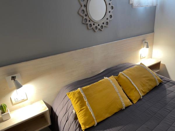 Mora Hostel : photo 5 de la chambre chambre double avec salle de bains privative