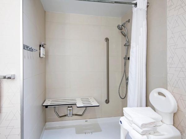 Holiday Inn Express Kamloops, an IHG Hotel : photo 1 de la chambre chambre lit king-size - douche à l'italienne accessible aux personnes à mobilité réduite