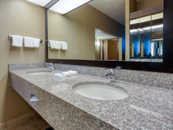 Drury Inn & Suites Atlanta Airport : photo 4 de la chambre chambre deluxe pour personnes à mobilité réduite avec 2 lits queen-size et baignoire