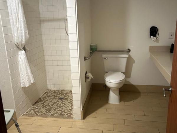 Country Inn & Suites by Radisson, Delta Park North Portland : photo 7 de la chambre chambre lit queen-size