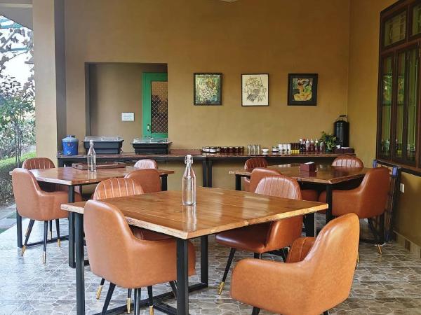 GiriSadan Organic Farm Retreat & Botanical Forest : photo 7 de la chambre chambre familiale - vue sur jardin