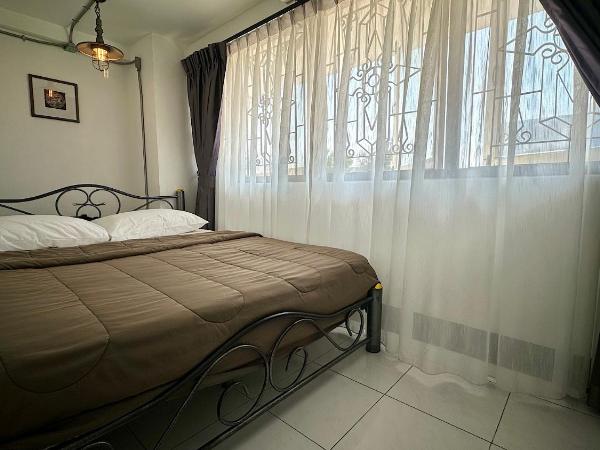 Backpack Hostel : photo 1 de la chambre chambre lit queen-size avec salle de bains commune