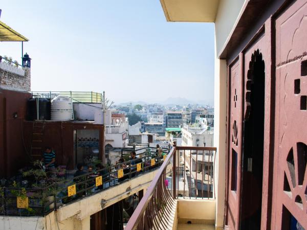 Hotel Banjara Heritage : photo 2 de la chambre chambre lit king-size avec balcon