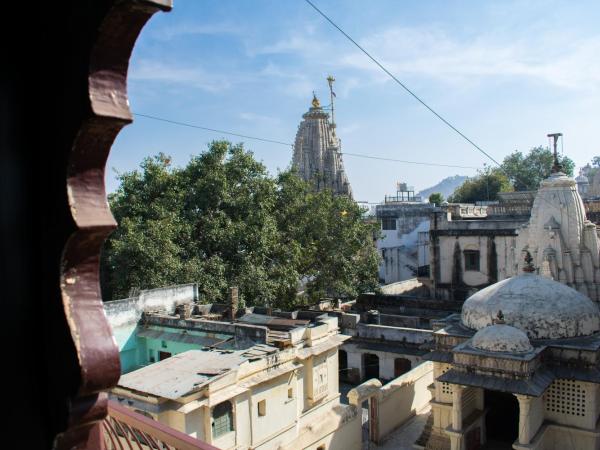 Hotel Banjara Heritage : photo 1 de la chambre chambre lit king-size avec balcon