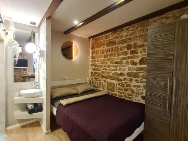 Rooms & Studio Apartments Šibenik : photo 1 de la chambre studio stone