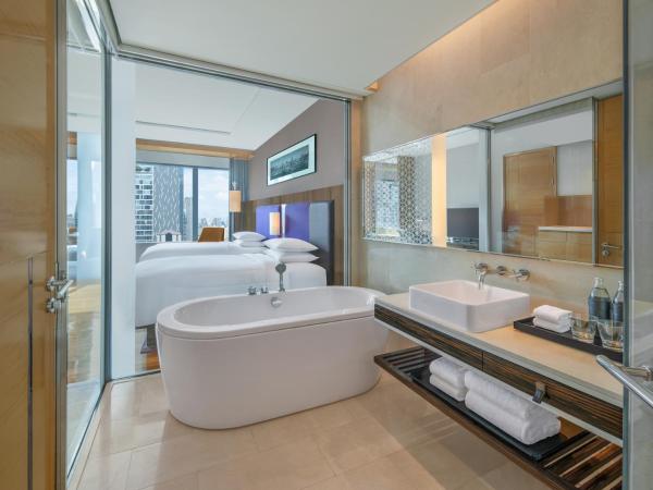 Renaissance Bangkok Ratchaprasong Hotel : photo 3 de la chambre chambre club exécutive avec 2 lits doubles - accès au salon-club