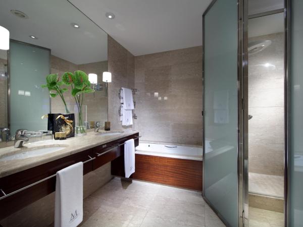 Eurostars Grand Marina Hotel GL : photo 4 de la chambre chambre premier avec balcon