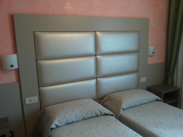 Hotel Le Querce : photo 5 de la chambre chambre lits jumeaux