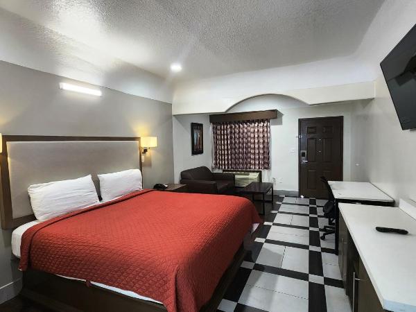 Scottish Inn & Suites Sam Houston Parkway : photo 4 de la chambre chambre lit king-size deluxe