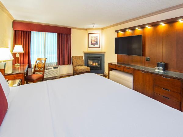 Royal Canadian Lodge : photo 2 de la chambre hébergement lit king-size premier avec cheminée