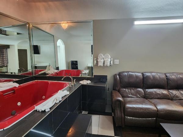 Scottish Inn & Suites Sam Houston Parkway : photo 6 de la chambre suite deluxe avec baignoire spa