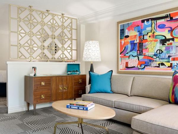 Le Parc at Melrose : photo 3 de la chambre suite signature avec lit king-size et balcon - dernier Étage