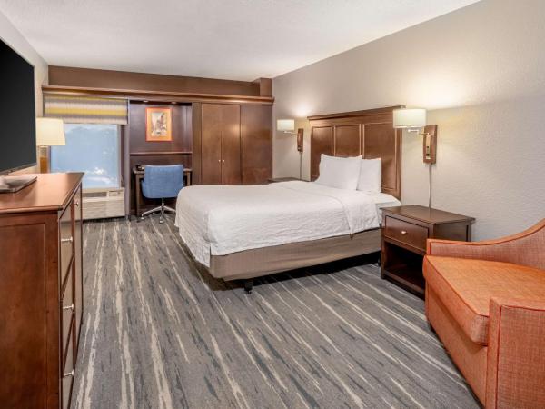 Hampton Inn Nashville / Vanderbilt : photo 1 de la chambre chambre lit queen-size pour personnes à mobilité réduite - non-fumeurs 