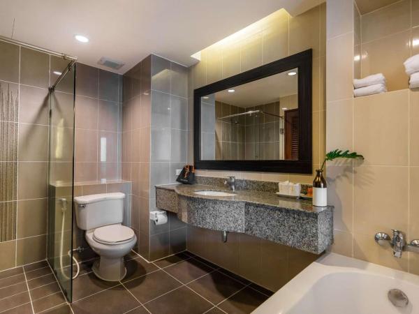 Hotel J Pattaya : photo 9 de la chambre chambre lits jumeaux de luxe avec vue sur la ville